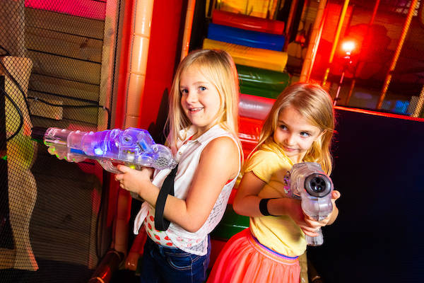 Twee meisjes gaan lasergamen