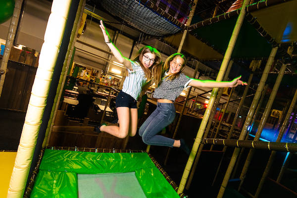 Springen op de trampolines