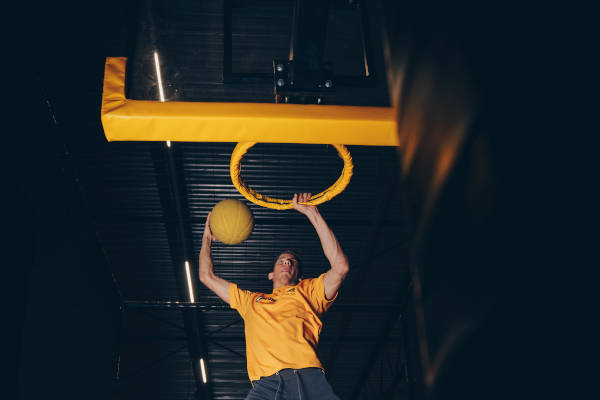 Basketballen op de trampoline