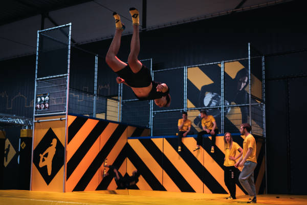 Jongen doet trucs op een trampoline