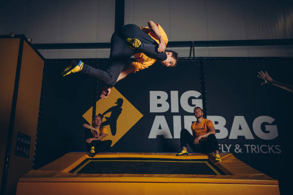 Jumpsquare Nijmegen: Trucs op de trampoline