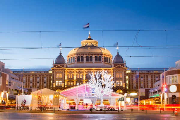 Het Kurhausplein is omgetoverd tot een schaatsbaan