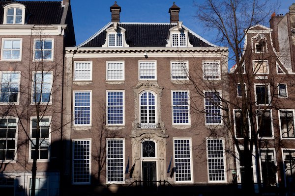 Het dubbele herenhuis werd tegen het einde van de Amsterdamse Gouden Eeuw gebouwd