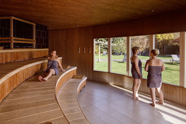 De panorama sauna biedt een schitterend uitzicht over de tuin