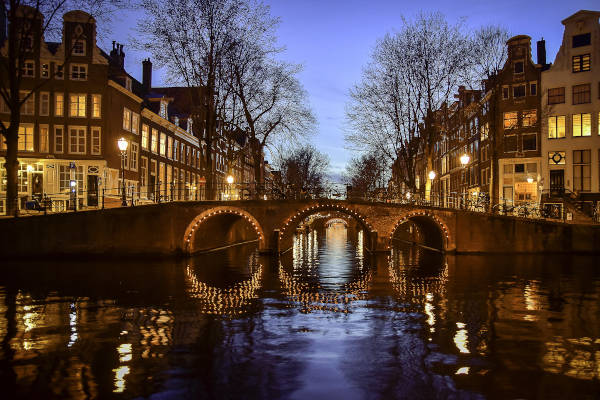 Varen door de grachten van Amsterdam