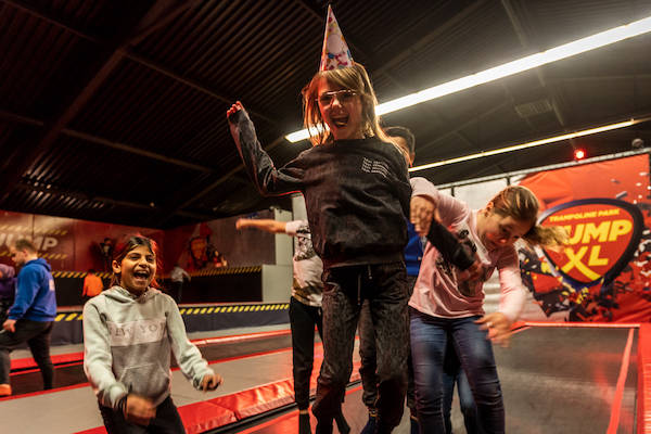 Ga samen met je vrienden en vriendinnen jumpen en feesten