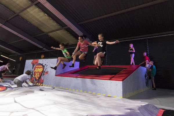 Jump XL Spijkenisse: Spring met zijn allen op de grote airbag