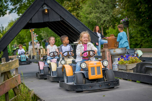 Kinderen op de mini trekkers