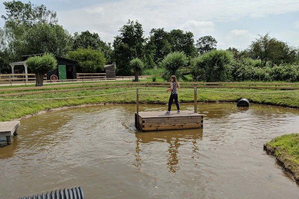 Avonturenboerderij Molenwaard over het water met een vlot