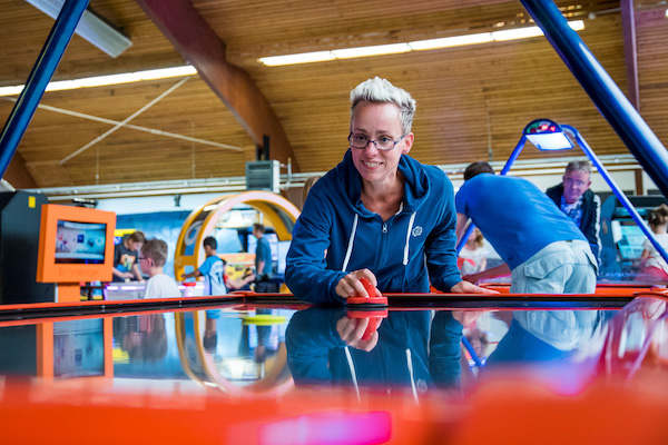 Versla je tegenstander met air hockey