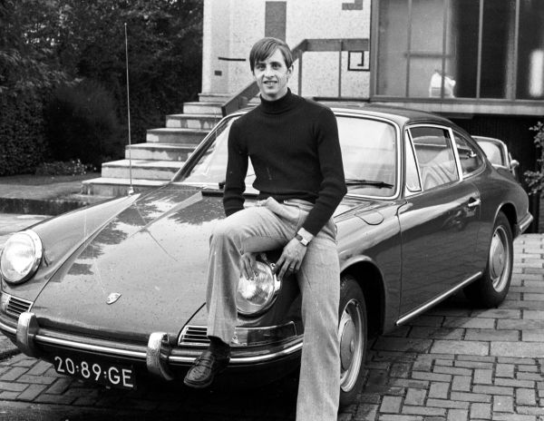 Moco Museum: Johan Cruyff zit op een auto