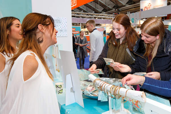 Bijou en armbandjes bij Huishoudbeurs