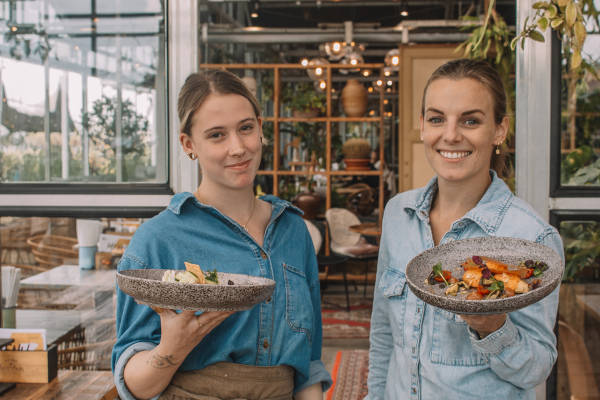 Brasserie Buitenhuis: De serveersters