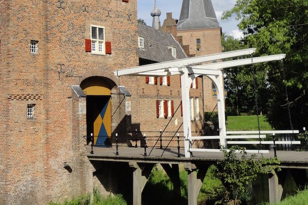 Brug naar kasteel