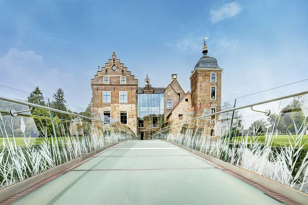 Bezoek het kasteel via de glazenbrug