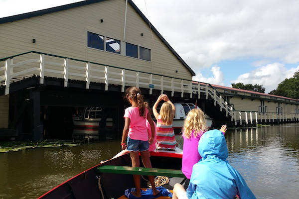 Zelf varen in een fluisterboot: Vertrekken en aanmeren bij Museum Broekerveiling