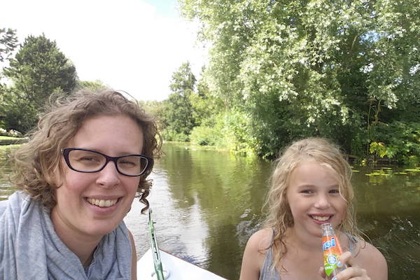 Zelf varen in een fluisterboot: Selfie tijdens varen met prachtig uitzicht