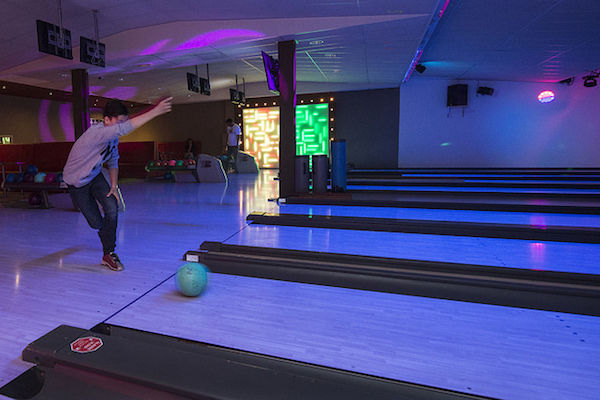Ga gezellig een potje bowlen op een van de acht hypermoderne bowlingbanen