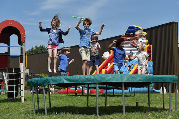 Springen op de trampoline