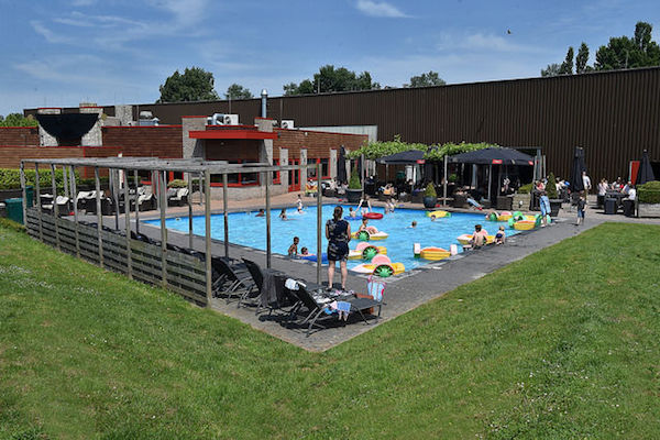 Koel bij mooi weer af in het zwembad met bootjes