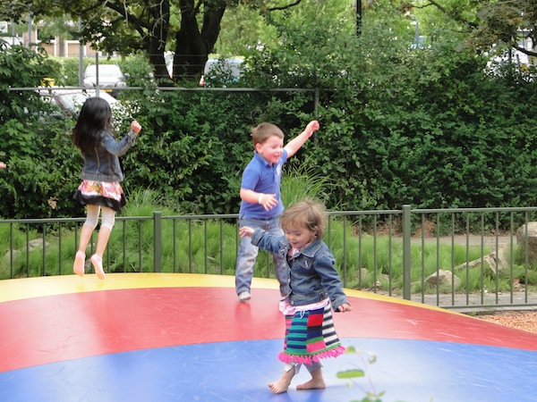 Het springkussen in de grote speeltuin