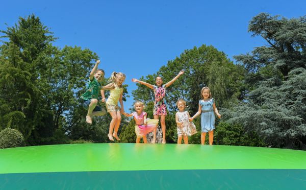 Kinderen op het springkussen