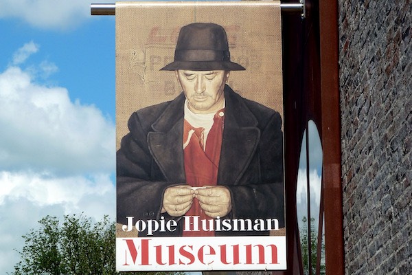 Het museum is gewijd aan het werk en leven van de Friese autodidacte meesterschilder Jopie Huisman
