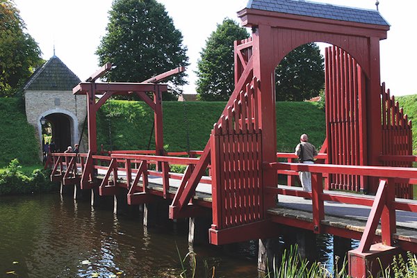 Loop door de toegangspoort naar de vesting