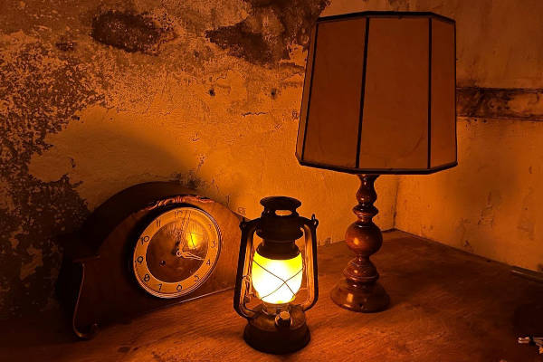 Klok en lamp in de Escaperoom