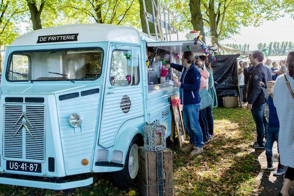 Kleurrijke foodtrucks bij Voorjaarsfair Lentiade