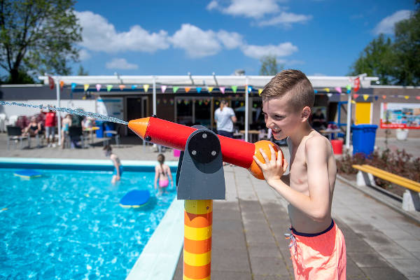 Jongen speelt bij het zwembad