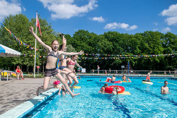Zwembad De Tippe: Kinderen springen in het water
