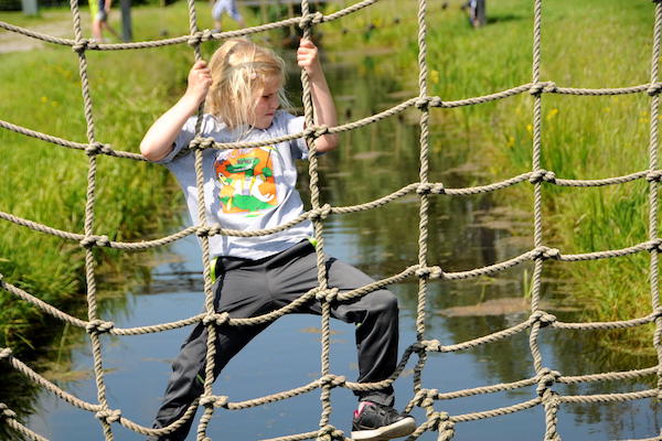 Trotseer de sportieve onderdelen in het weiland en over het water