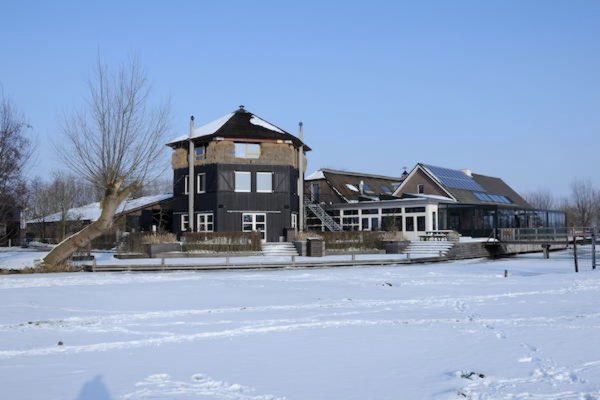 De Boerinn onder een deken van sneeuw