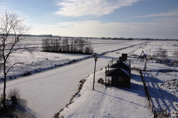 Weiland slaapt nog onder een deken van sneeuw