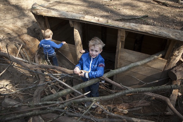 Sprokkel takken en bouw je eigen hut