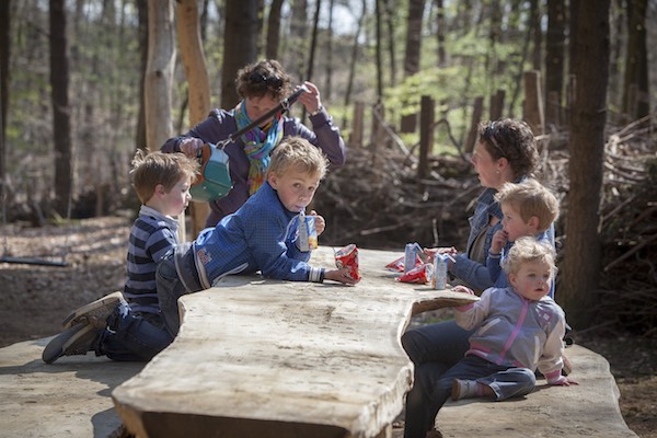 Even lekker wat eten en drinken bij de picknicktafel