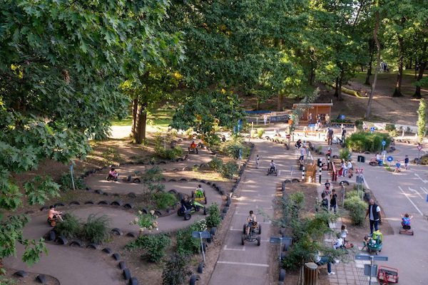 Rijdt samen met vriendjes en vriendinnetjes over de skelterbaan