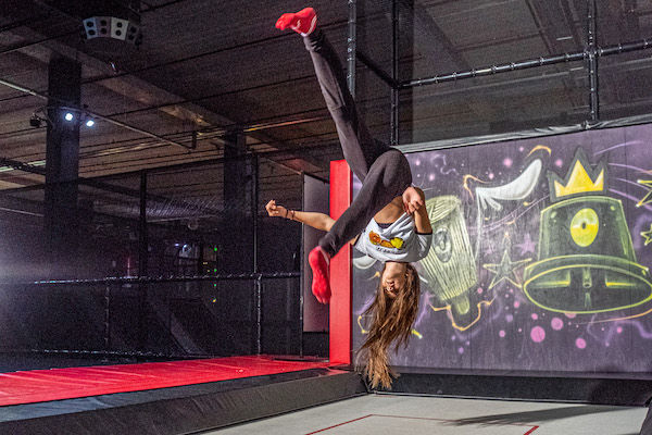 Oefen vette tricks op de trampolines