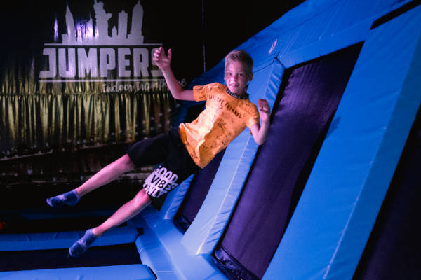 Jongen springt op een trampoline