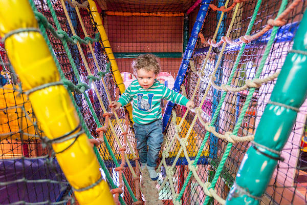 Klimmen en klauteren in de indoor speeltuin