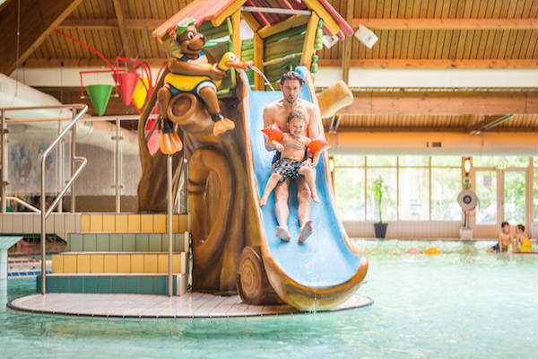 Plons samen van de glijbaan in het water