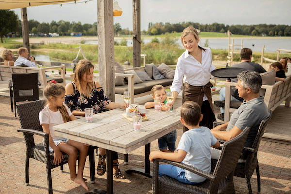 Geniet van wat lekkers op het terras