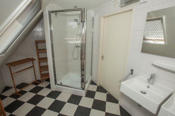 Badkamer met douche