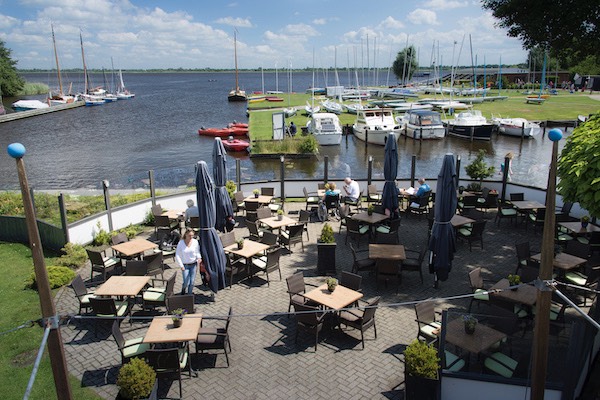 Terras aan het water