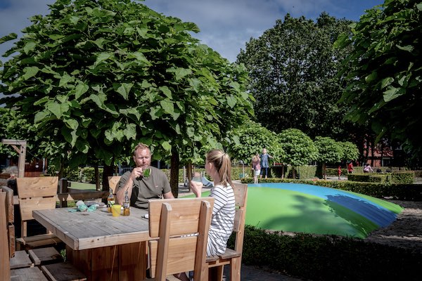 Terras met uitzicht op speeltuin