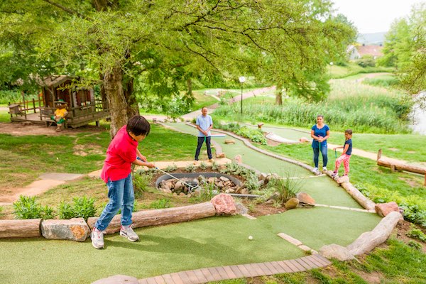 Sla een hole in one op de midgetgolfbaan