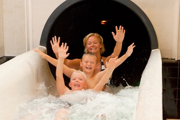 Roetsj samen van de 50 meter lange glijbaan