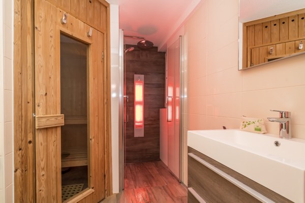 Badkamer met sauna en douche