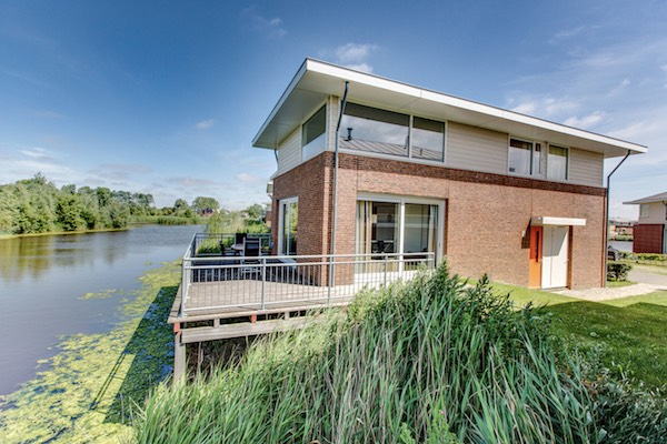 Moderne terpwoning aan het water